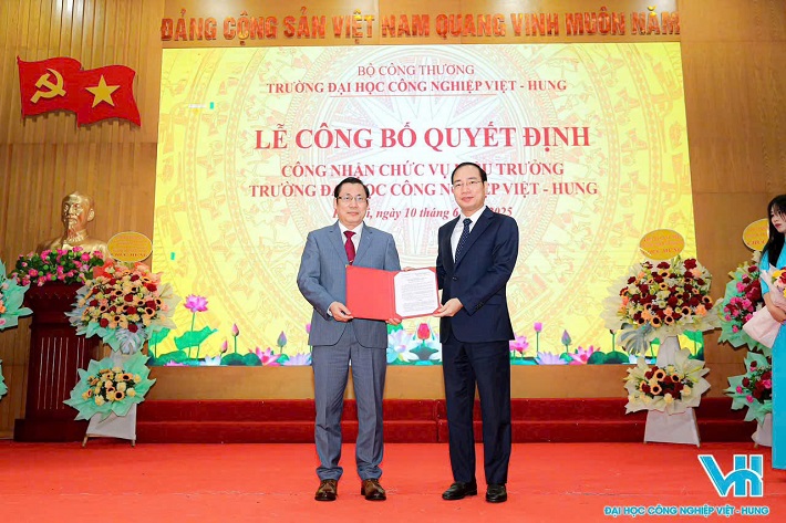 Đại diện Bộ Công Thương trao Quyết định Quyết định công nhận chức vụ Hiệu trưởng đối với Phó Giáo sư, Tiến sĩ Nguyễn Đình Tùng Đại diện Bộ Công Thương trao Quyết định Quyết định công nhận chức vụ Hiệu trưởng đối với Phó Giáo sư, Tiến sĩ Nguyễn Đình Tùng