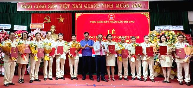 Ông Nguyễn Quang Dũng-Phó Viện trưởng VKSNDTC trao quyết định của VKSNDTC cho các Kiểm sát viên giữ chức Viện trưởng VKSND 12 khu vực trên địa bàn Đà Nẵng từ ngày 1-7-2025 Ông Nguyễn Quang Dũng-Phó Viện trưởng VKSNDTC trao quyết định của VKSNDTC cho các Kiểm sát viên giữ chức Viện trưởng VKSND 12 khu vực trên địa bàn Đà Nẵng từ ngày 1-7-2025