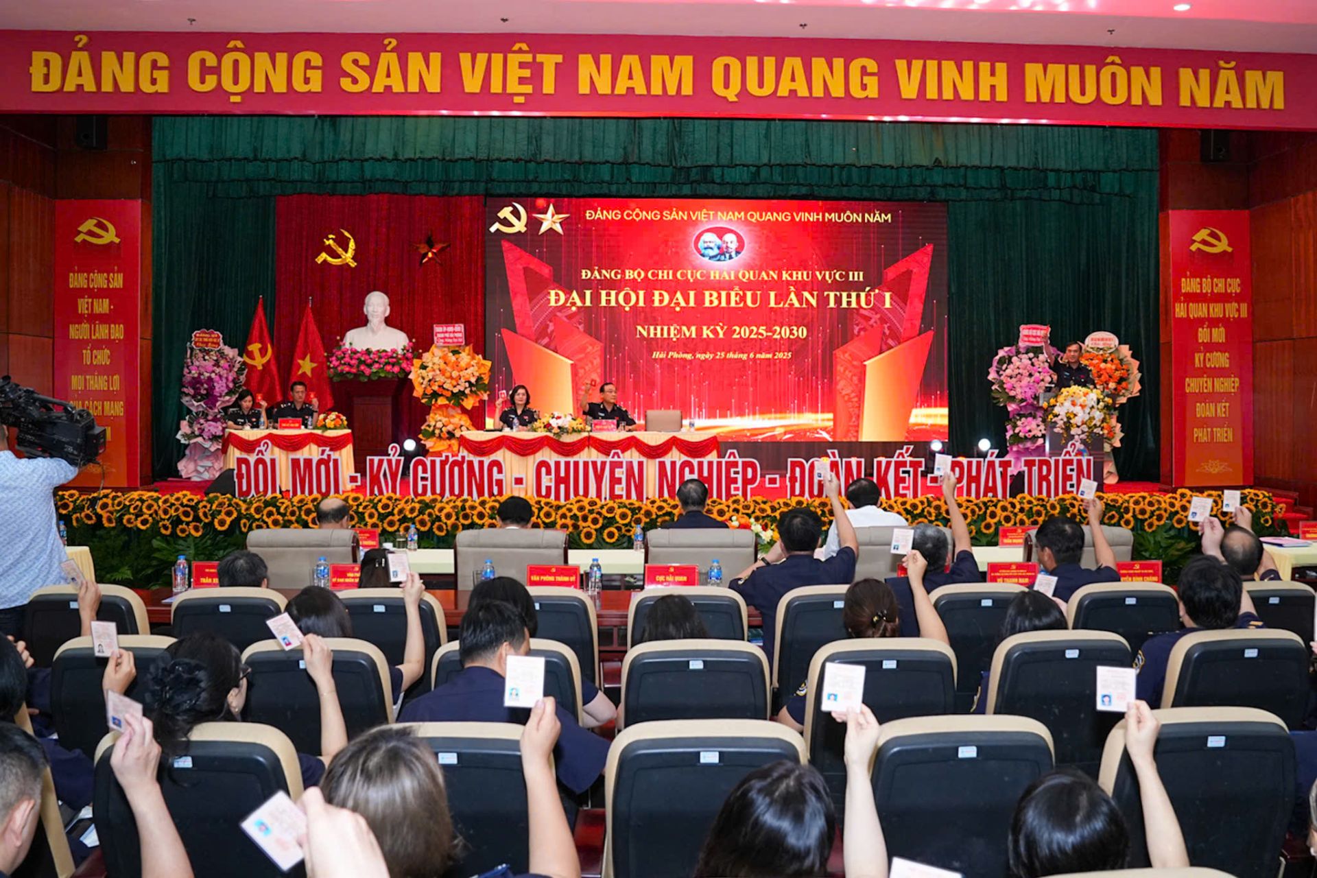 Đại biểu biểu quyết thông qua chương trình Đại hội.