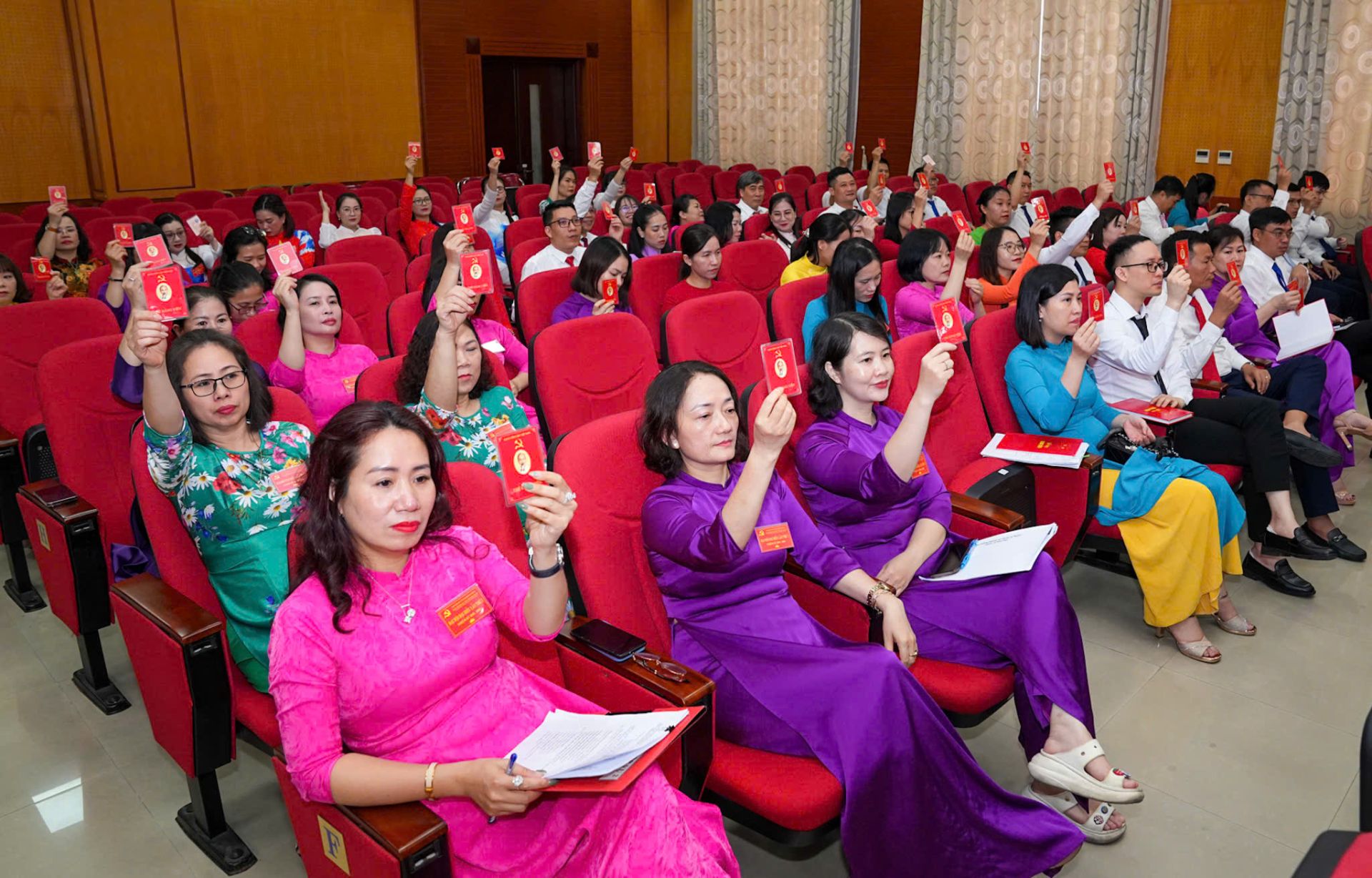 Đại biểu biểu quyết thông qua chương trình Đại hội. Đại biểu biểu quyết thông qua chương trình Đại hội.