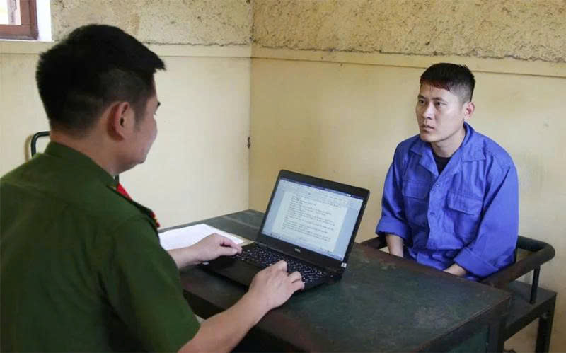 Đối tượng Đinh Văn Vương tại cơ quan điều tra. Ảnh: CAND