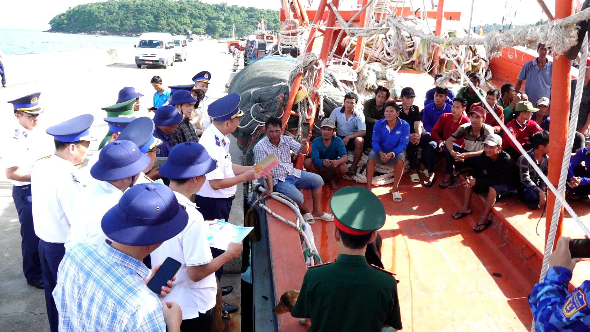 Đoàn công tác tuyên truyền, phổ biến pháp luật cho bà con ngư dân Đoàn công tác tuyên truyền, phổ biến pháp luật cho bà con ngư dân