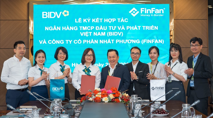 Đại diện BIDV và FinFan ký kết Biên bản ghi nhớ hợp tác
