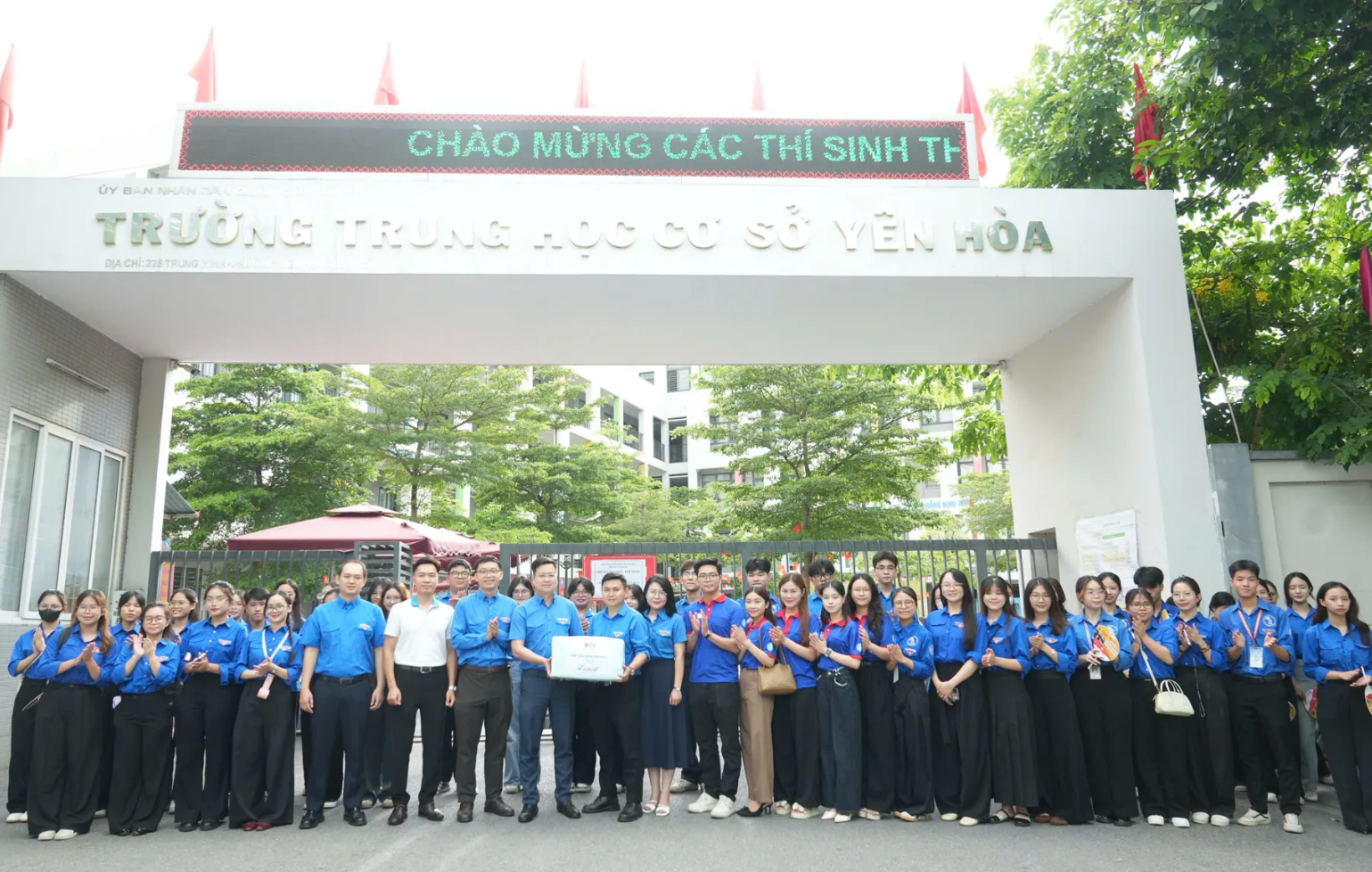 Ông Trần Quang Hưng, Phó Bí thư Thành đoàn Hà Nội động viên, tặng quà các tình nguyện viên tại điểm thi Trường THCS Yên Hòa, quận Cầu Giấy