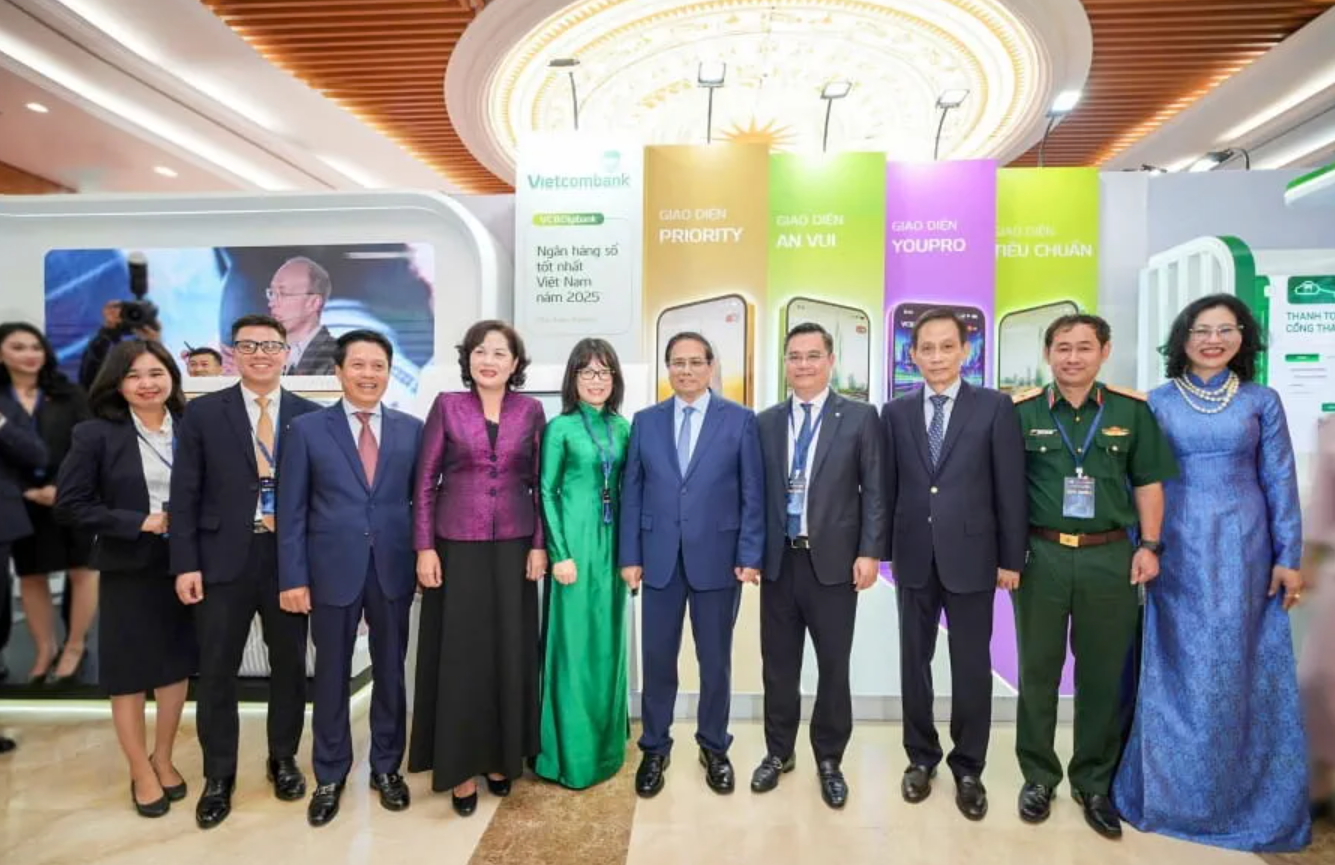 Thủ tướng Chính phủ Phạm Minh Chính và Thống đốc NHNN Nguyễn Thị Hồng cùng đoàn đại biểu thăm gian hàng của Vietcombank