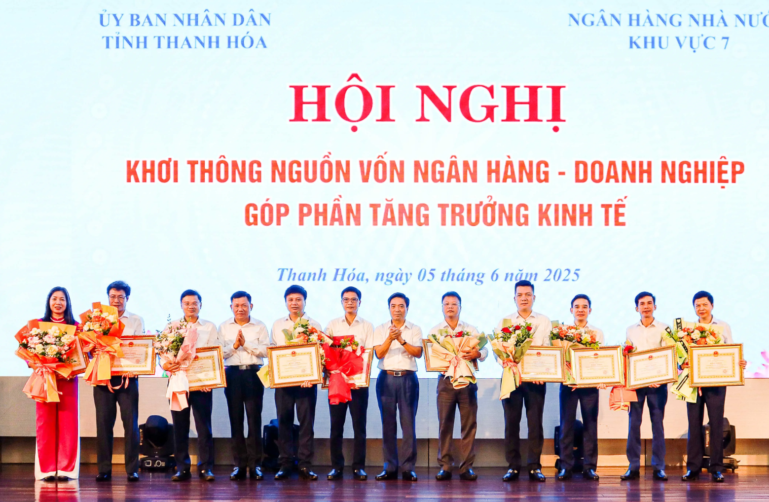 UBND tỉnh Thanh Hóa tặng bằng khen tri ân Vietcombank cùng các đơn vị có đóng góp hiệu quả cho công tác an sinh xã hội trên địa bàn (ông Hồ Văn Tuấn - Phó Tổng giám đốc Vietcombank đứng thứ 4 từ phải sang)