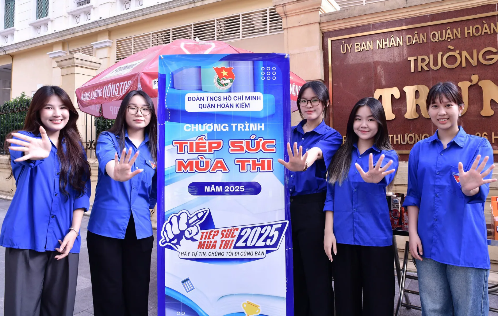 Các tình nguyện viên tích cực tham gia tiếp sức tại các điểm thi trên địa bàn TP. Hà Nội. Ảnh: Vân Hà