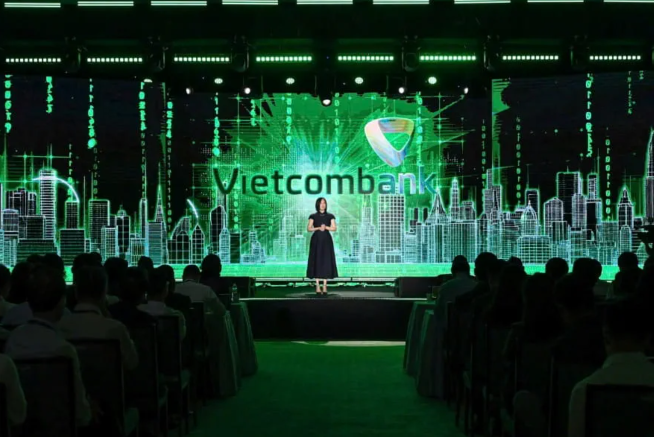 Phó Tổng Giám đốc Vietcombank Phùng Nguyễn Hải Yến trình bày tham luận