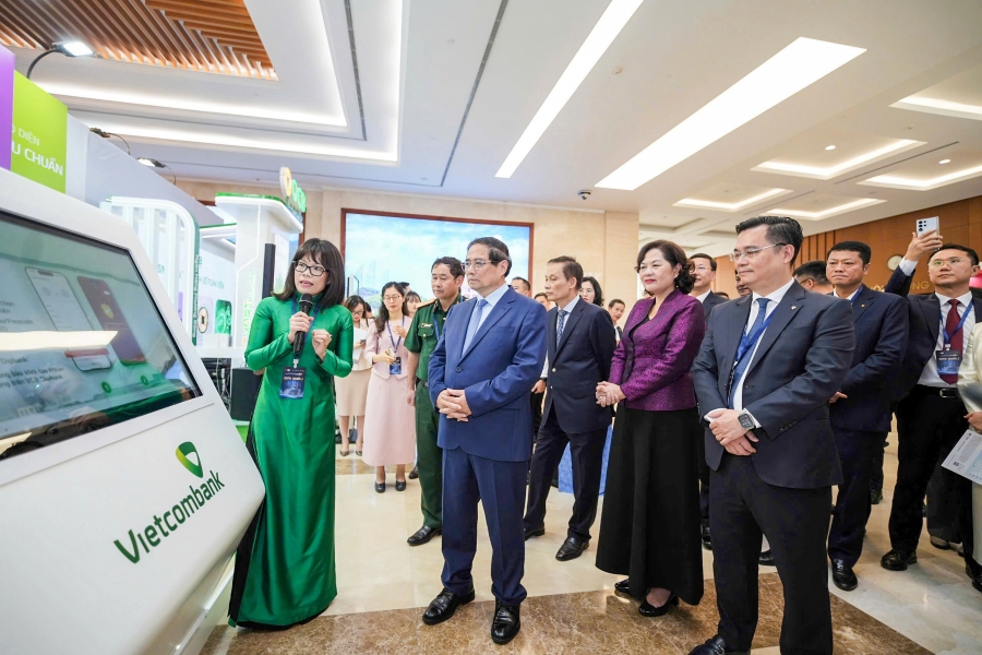 Giám đốc Khối bán lẻ Vietcombank Đoàn Hồng Nhung giới thiệu với Thủ tướng Chính phủ, Thống đốc NHNN và các đại biểu tính năng đăng ký chữ ký số trên app VCB Digibank thông qua kết nối với “Cổng ký số tập trung từ xa VNeID” vừa ra mắt cuối tháng 05/2025