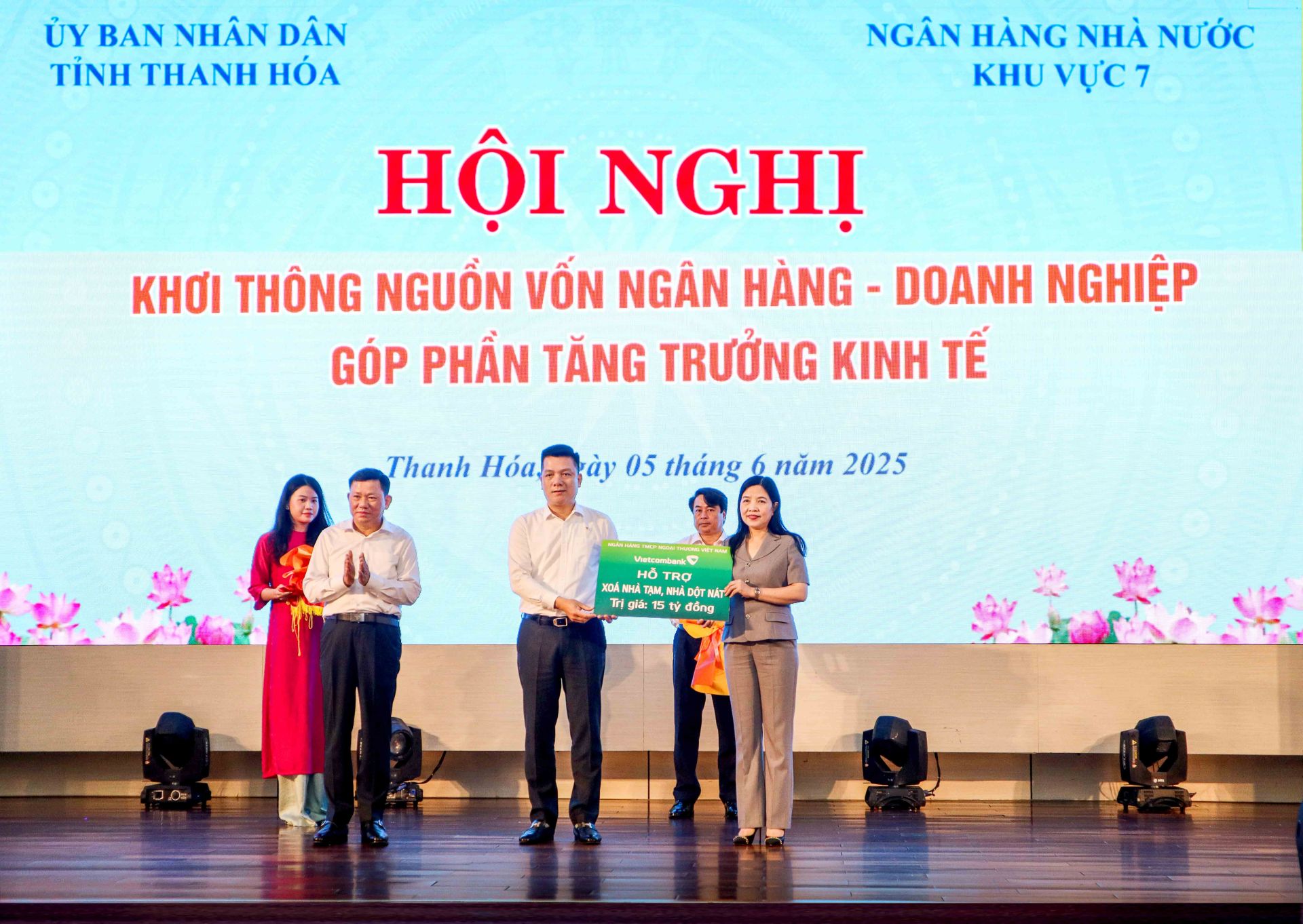Đại diện Vietcombank, ông Hồ Văn Tuấn - Phó Tổng Giám đốc trao bảng tượng trưng tặng gói an sinh xã hội trị giá 15 tỷ đồng cho tỉnh Thanh Hóa