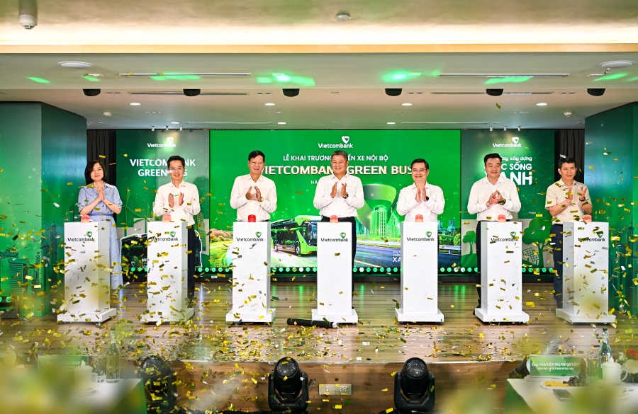 Đại diện lãnh đạo UBND TP Hà Nội, Quận Hoàn Kiếm, Sở Xây dựng Tp Hà Nội, Tập đoàn Vingroup và Vietcombank thực hiện nghi thức bấm nút khai trương tuyến xe nội bộ Vietcombank Green Bus Đại diện lãnh đạo UBND TP Hà Nội, Quận Hoàn Kiếm, Sở Xây dựng Tp Hà Nội, Tập đoàn Vingroup và Vietcombank thực hiện nghi thức bấm nút khai trương tuyến xe nội bộ Vietcombank Green Bus