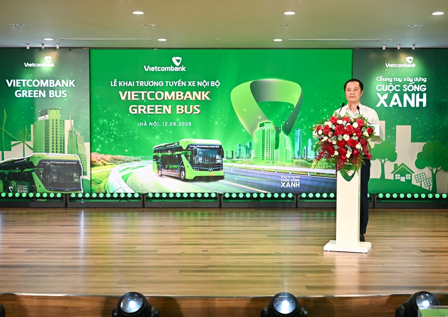 Ông Lê Hoàng Tùng - Phó Tổng giám đốc Vietcombank phát biểu tại buổi lễ Ông Lê Hoàng Tùng - Phó Tổng giám đốc Vietcombank phát biểu tại buổi lễ