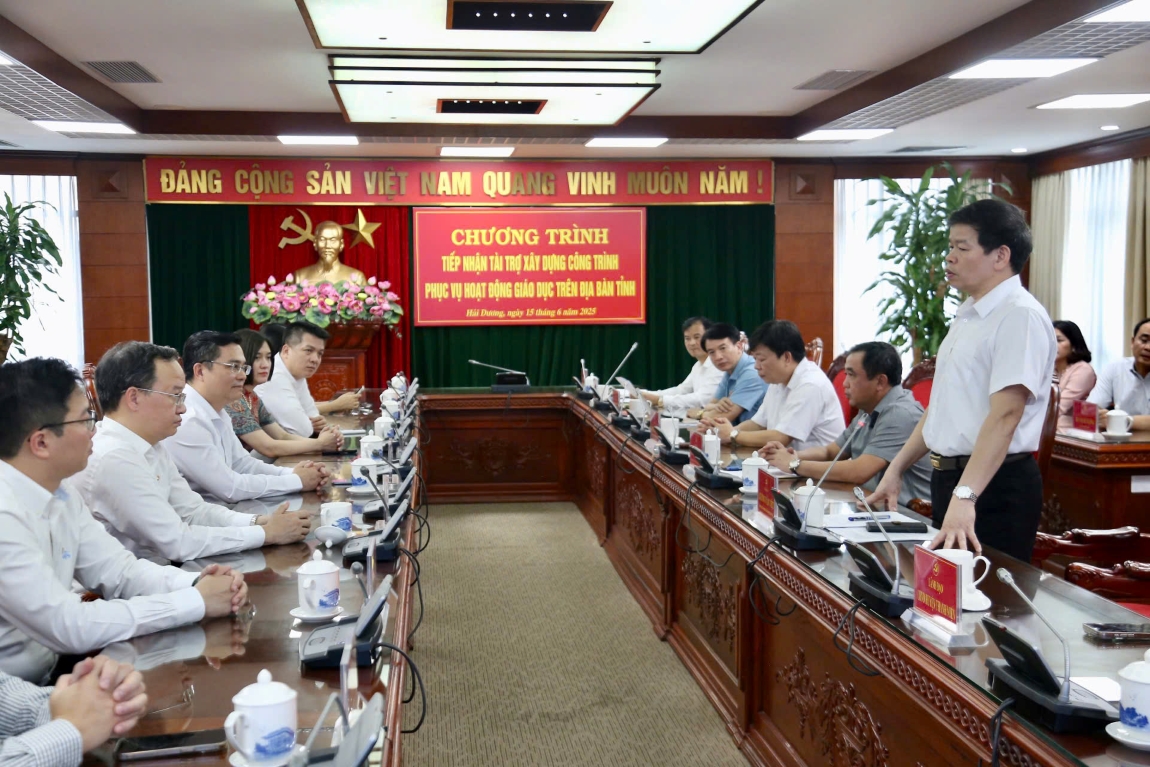 Đồng chí Lương Văn Việt - Giám đốc Sở Giáo dục và Đào tạo tỉnh Hải Dương (ngoài cùng bên phải) cam kết giám sát, chỉ đạo việc sử dụng nguồn tài trợ và sớm đưa công trình vào sử dụng