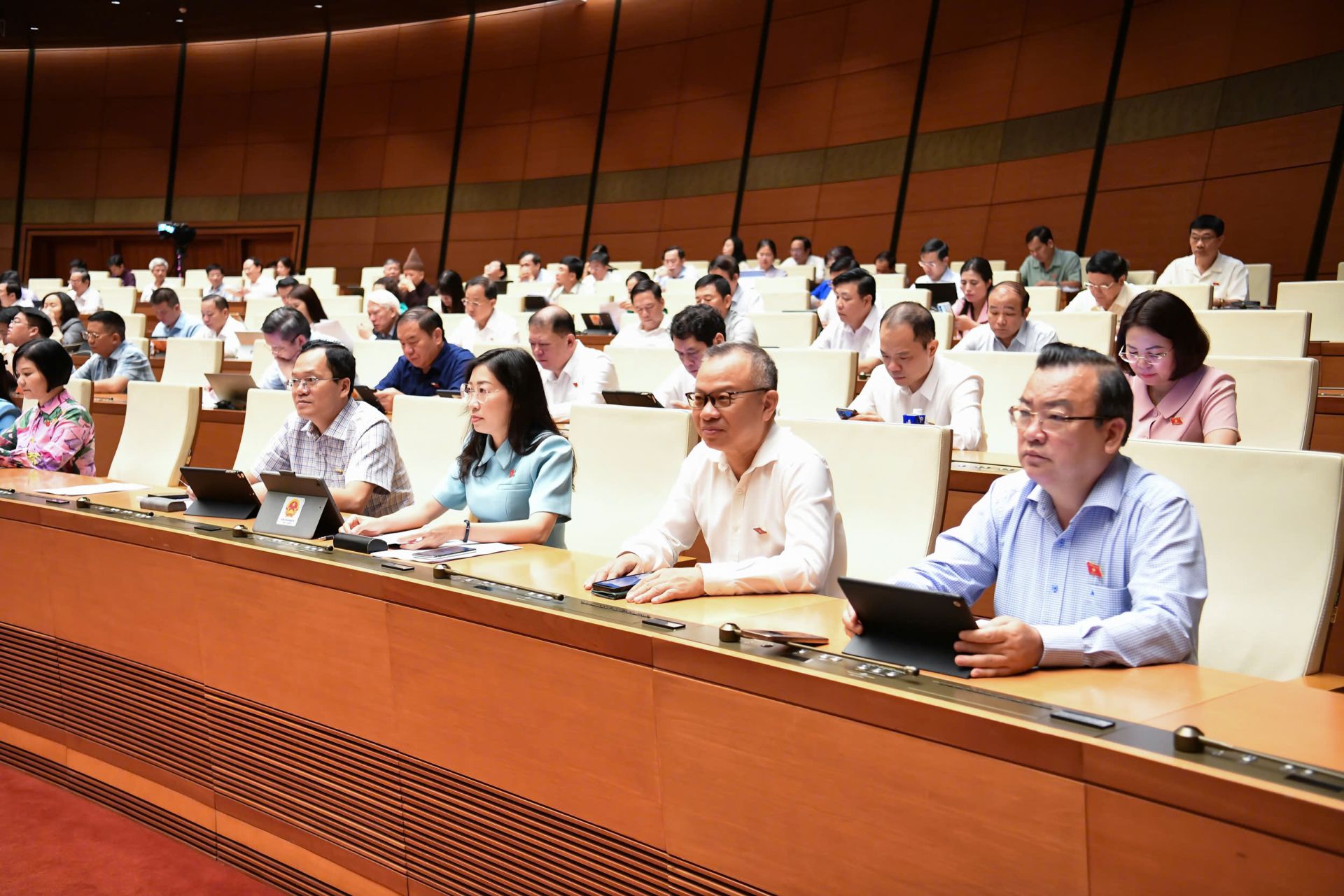 Các đại biểu Quốc hội lắng nghe Báo cáo tóm tắt Giải trình, tiếp thu, chỉnh lý dự thảo Luật Bảo vệ dữ liệu cá nhân Các đại biểu Quốc hội lắng nghe Báo cáo tóm tắt Giải trình, tiếp thu, chỉnh lý dự thảo Luật Bảo vệ dữ liệu cá nhân