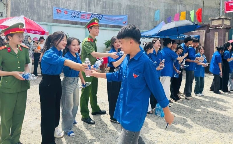 Lực lượng Công an tiếp nước cho thí sinh tại điểm thi Trường THPT Chuyên Lam Sơn (TP Thanh Hóa).