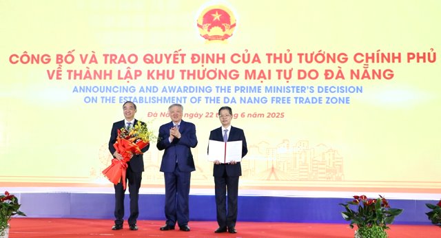 Phó Thủ tướng Thường trực Chính phủ Nguyễn Hòa Bình trao Quyết định số 1142/QĐ-TTg ngày 13-6-2025 về việc thành lập Khu thương mại tự do Đà Nẵng cho lãnh đạo thành phố