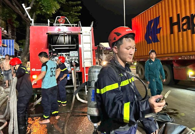 Nhận được tin báo, lực lượng Cảnh sát chữa cháy và cứu nạn cứu hộ đã điều động 3 xe chữa cháy cùng hàng chục cán bộ, chiến sĩ tới hiện trường.