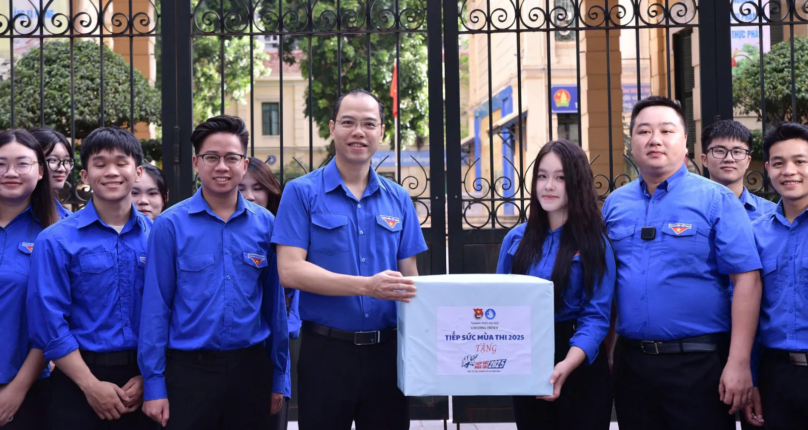 Ông Nguyễn Tiến Hưng, Phó Bí thư Thành đoàn Hà Nội, Chủ tịch Hội Sinh viên Việt Nam TP. Hà Nội động viên đội ngũ tình nguyện viên tại điểm thi Trường THCS Trưng Vương, quận Hoàn Kiếm. Ảnh: Vân Hà