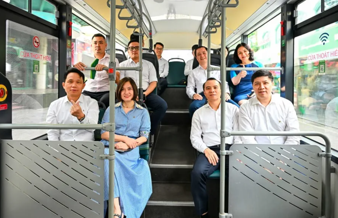Lãnh đạo UBND TP. Hà Nội, Ban lãnh đạo Vietcombank tham gia trải nghiệm di chuyển bằng xe buýt giữa các điểm làm việc nội đô của Trụ sở chính Vietcombank sau Lễ khai trương Lãnh đạo UBND TP. Hà Nội, Ban lãnh đạo Vietcombank tham gia trải nghiệm di chuyển bằng xe buýt giữa các điểm làm việc nội đô của Trụ sở chính Vietcombank sau Lễ khai trương