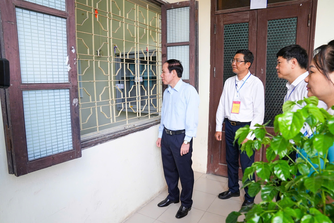 Đồng chí Bí thư Thành ủy quan tâm đến các điều kiện đảm bảo sức khỏe cho thí sinh và cán bộ làm nhiệm vụ trong Kỳ thi.