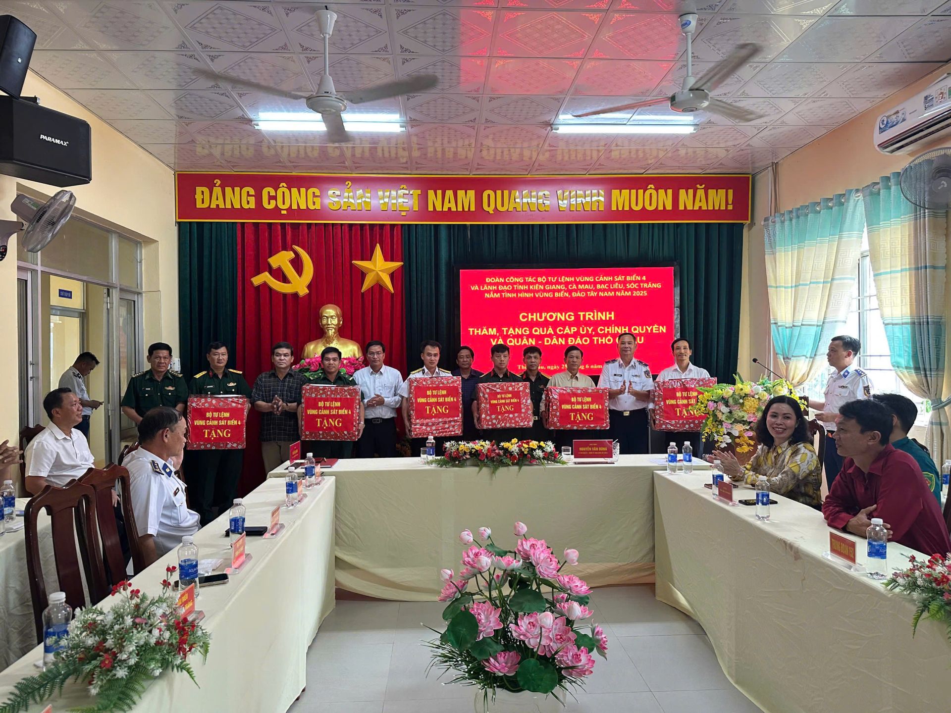 Đoàn công tác tặng quà cho đại diện cấp ủy, chính quyền xã Thổ Châu và các đơn vị trên đảo Đoàn công tác tặng quà cho đại diện cấp ủy, chính quyền xã Thổ Châu và các đơn vị trên đảo