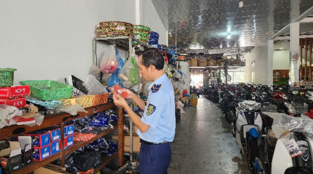 Lực lượng Đội QLTT số 5 đang kiểm tra lô hàng là sản phẩm phụ tùng xe máy. Ảnh: Đinh-Phạm Lực lượng Đội QLTT số 5 đang kiểm tra lô hàng là sản phẩm phụ tùng xe máy. Ảnh: Đinh-Phạm
