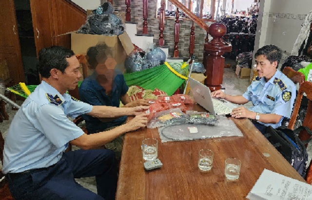 Đội QLTT số 5 đang củng cố hồ sơ vụ việc. Ảnh: Đ-P Đội QLTT số 5 đang củng cố hồ sơ vụ việc. Ảnh: Đ-P