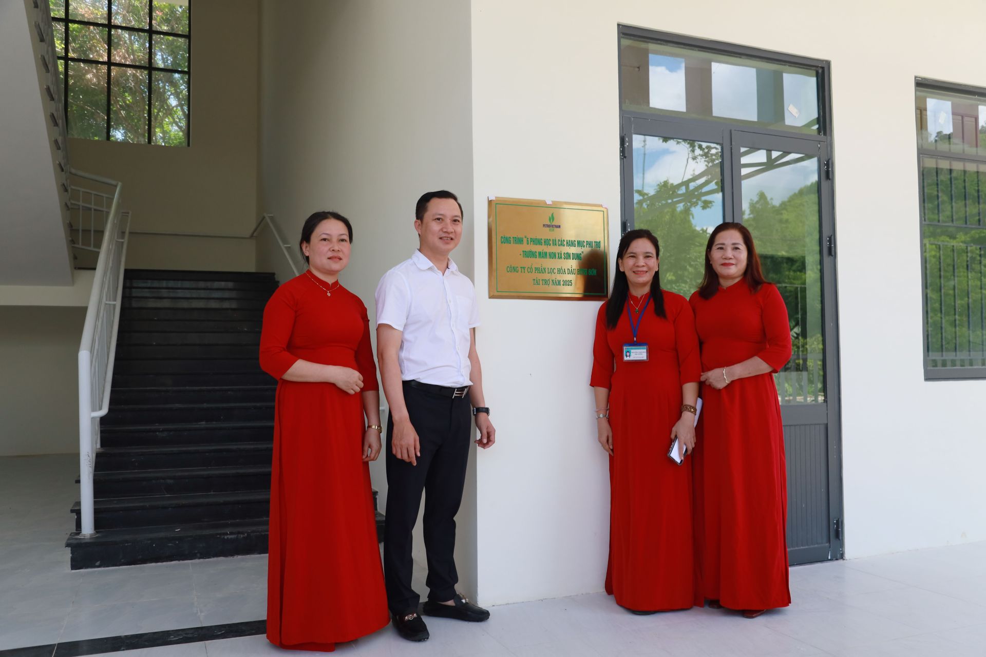 Ông Phạm Minh Nghĩa - Phó Tổng Giám đốc BSR và các cô giáo thực hiện nghi thức gắn biển tại Trường Mầm non xã Sơn Dung