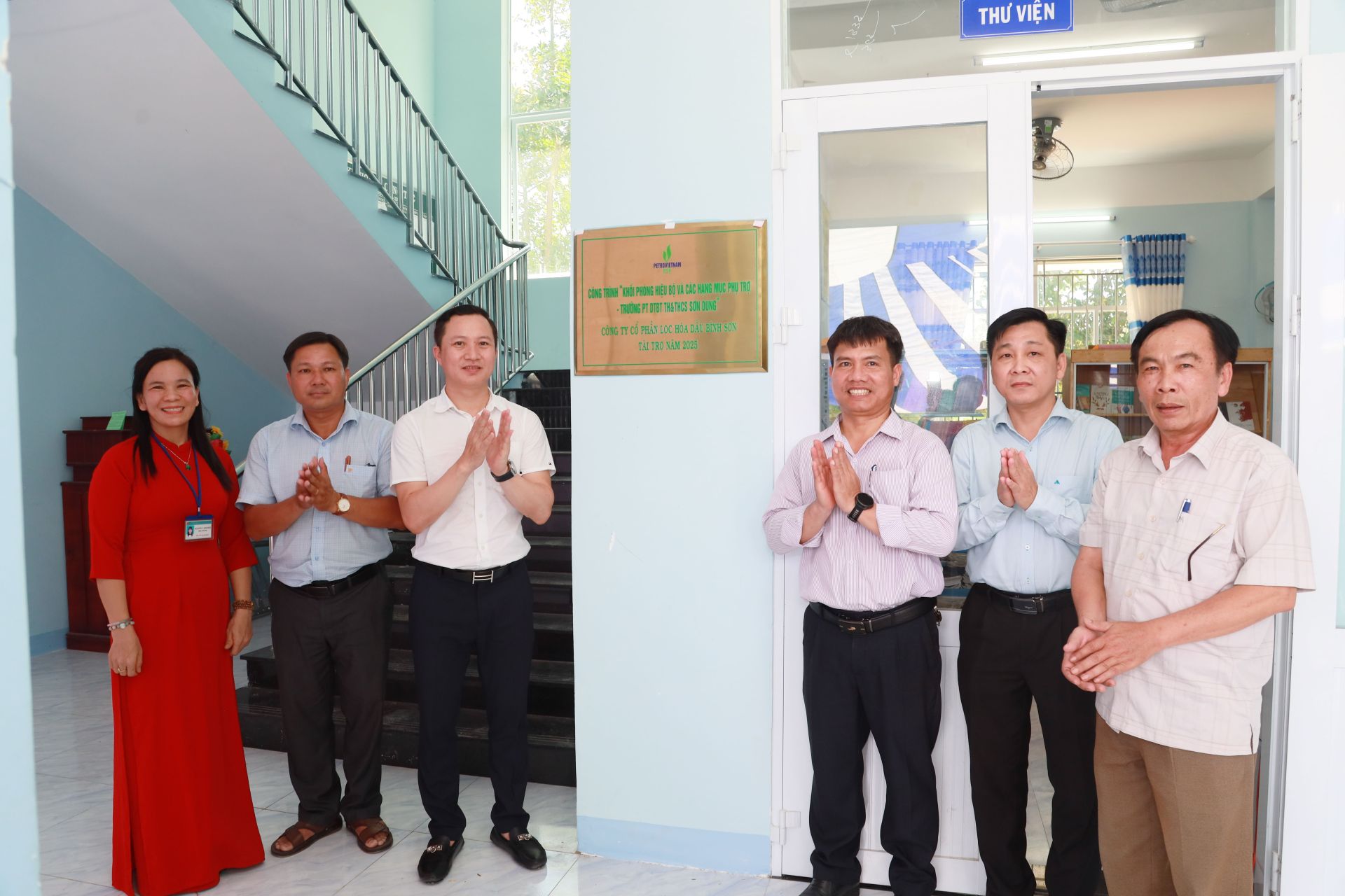 Đại diện lãnh đạo địa phương, BSR và thầy cô giáo gắn biển công trình tại Trường PT DTBT TH&THCS xã Sơn Dung