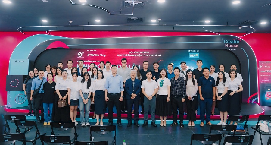 Đại diện BIDV (hàng đầu, thứ 6 từ phải qua) cùng các đại biểu tham dự Chương trình đào tạo “Kinh doanh dài lâu - Bắt đầu từ Luật”