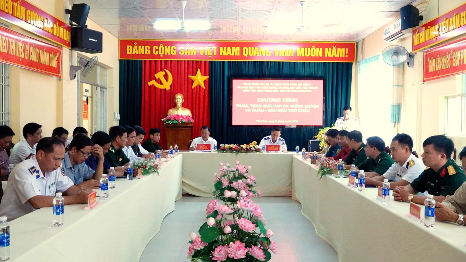 Quang cảnh hoạt động thăm, tặng quà cấp ủy, chính quyền và quân – dân Đảo Thổ Chu Quang cảnh hoạt động thăm, tặng quà cấp ủy, chính quyền và quân – dân Đảo Thổ Chu