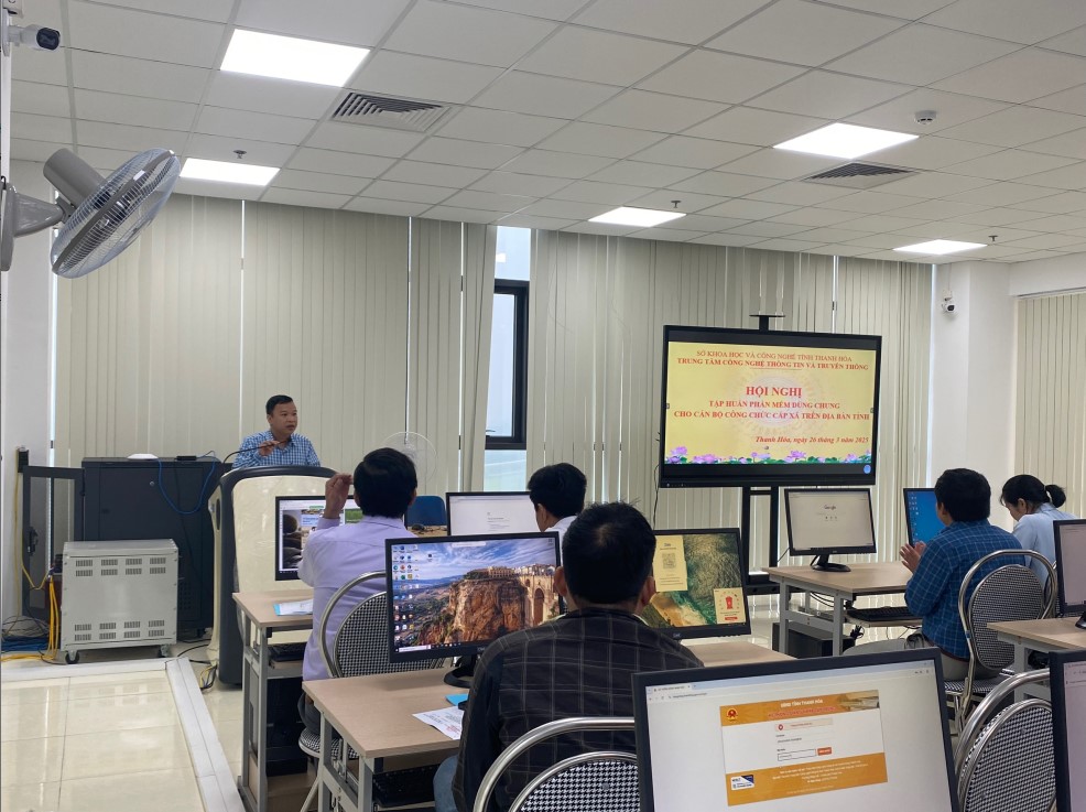 Trung tâm Công nghệ Thông tin và Truyền thông tổ chức lớp bồi dưỡng, tập huấn phần mềm dùng chung của tỉnh cho cán bộ công chức cấp xã trên địa bàn tỉnh. Trung tâm Công nghệ Thông tin và Truyền thông tổ chức lớp bồi dưỡng, tập huấn phần mềm dùng chung của tỉnh cho cán bộ công chức cấp xã trên địa bàn tỉnh.