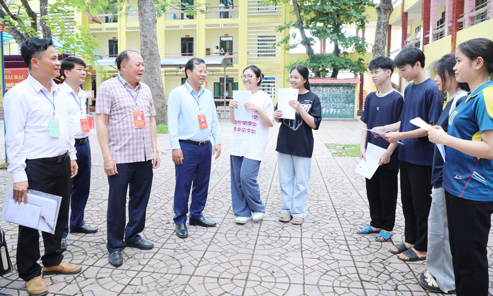 Các thí sinh làm thủ tục dự thi tại điểm thi Trường Trung học phổ thông Yên Thế. Các thí sinh làm thủ tục dự thi tại điểm thi Trường Trung học phổ thông Yên Thế.