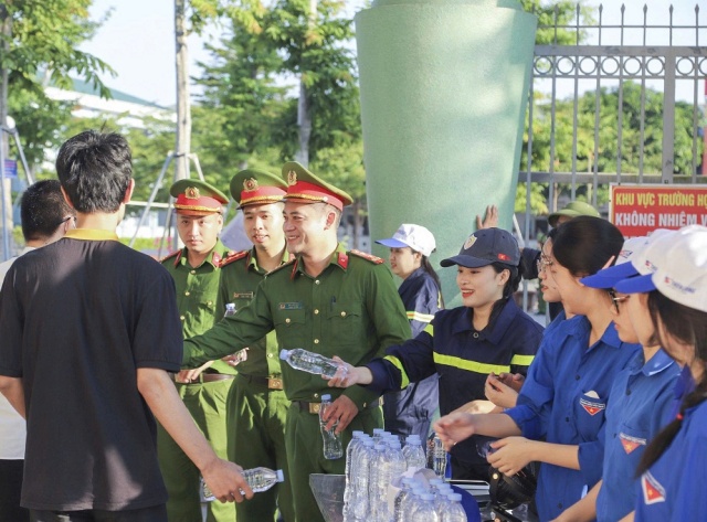 Đoàn viên thanh niên Công an Nghệ An ra quân hỗ trợ cho các thí sinh và phụ huynh tại các điểm thi.