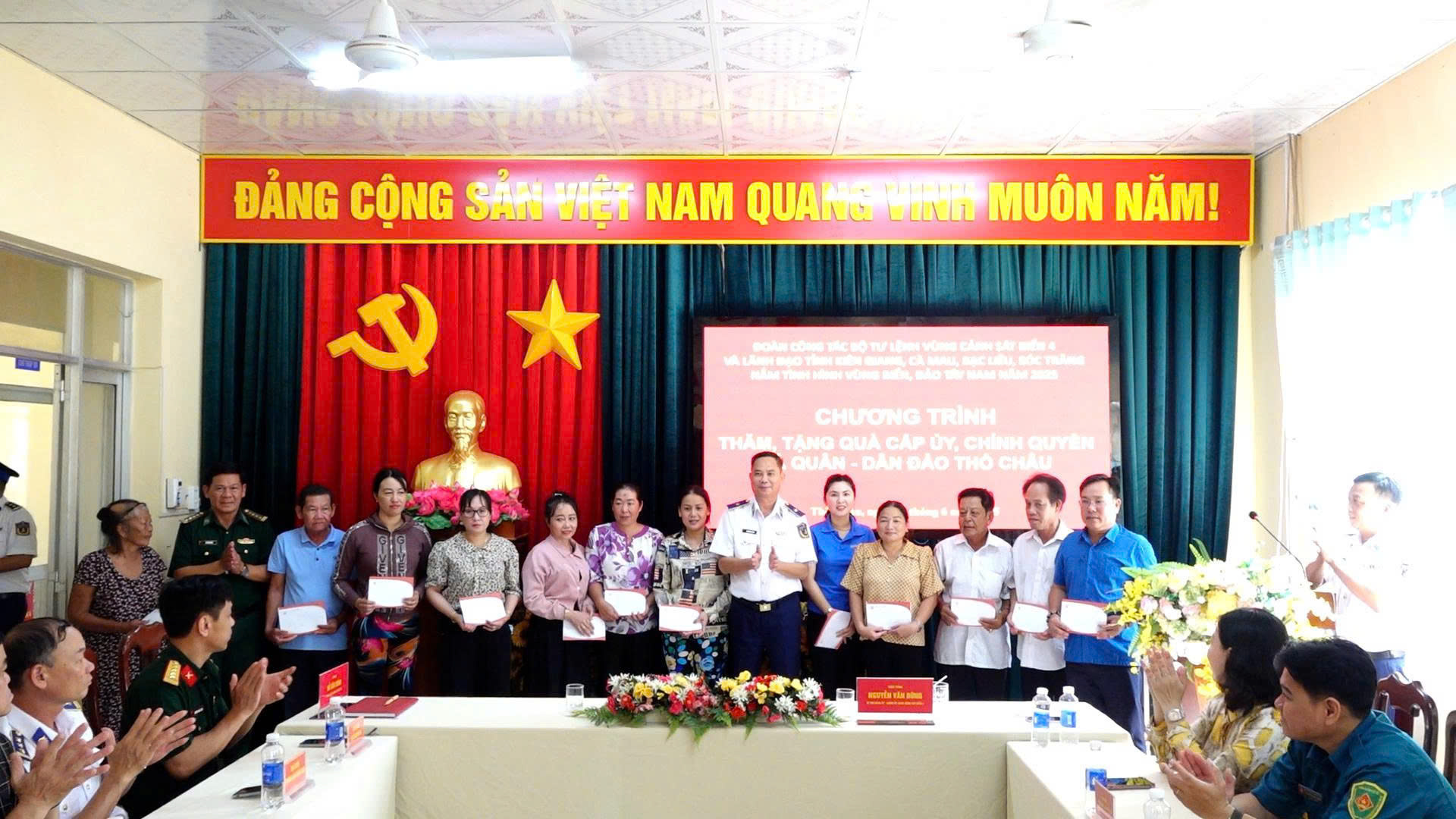 Thiếu tướng Nguyễn Văn Dũng tặng quà cho đại diện các gia đình chính sách, ngư dân có hoàn cảnh khó khăn trên địa bàn Thổ Châu. Thiếu tướng Nguyễn Văn Dũng tặng quà cho đại diện các gia đình chính sách, ngư dân có hoàn cảnh khó khăn trên địa bàn Thổ Châu.