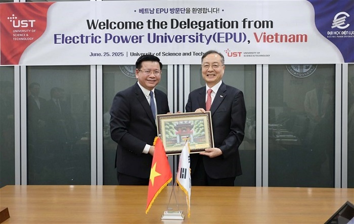 PGS.TS Đinh Văn Châu tặng quà lưu niệm cho Giáo sư Dae-Im Kang - Hiệu trưởng Đại học Khoa học và Công nghệ Hàn Quốc