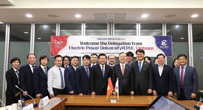 Các đại biểu chụp ảnh lưu niệm tại chương trình