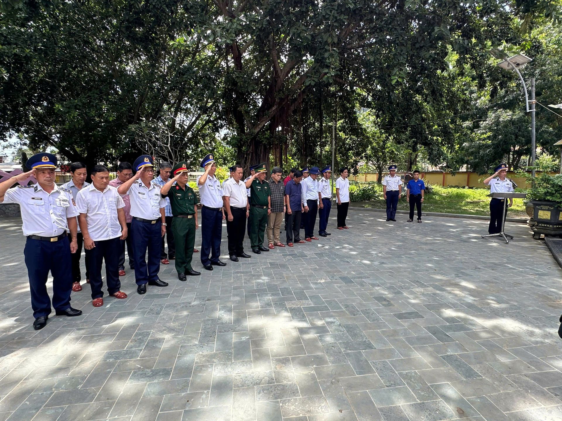 Thiếu tướng Nguyễn Văn Dũng và Đoàn công tác dâng hương, dâng hoa tại Đền thờ Thổ Châu Thiếu tướng Nguyễn Văn Dũng và Đoàn công tác dâng hương, dâng hoa tại Đền thờ Thổ Châu