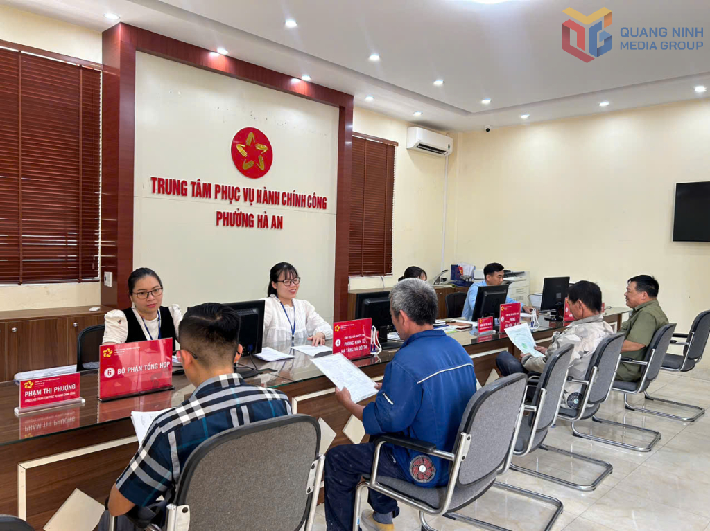 Cán bộ Trung tâm phục vụ Hành chính công phường Hà An mới giải quyết TTHC cho người dân.