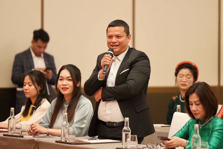 Đại diện bà con kiều bào, lưu học sinh phát biểu, chia sẻ về tình hình người Việt Nam tại Trung Quốc nói chung, khu vực Bắc Kinh – Thiên Tân – Hà Bắc nói riêng và quan hệ song phương Việt Nam - Trung Quốc - Ảnh: VGP/Nhật Bắc