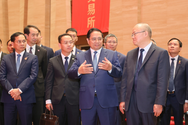 Thủ tướng trao đổi với lãnh đạo SSE để tìm hiểu kinh nghiệm phát triển trung tâm tài chính quốc tế Thượng Hải - Ảnh: VGP/Nhật Bắc