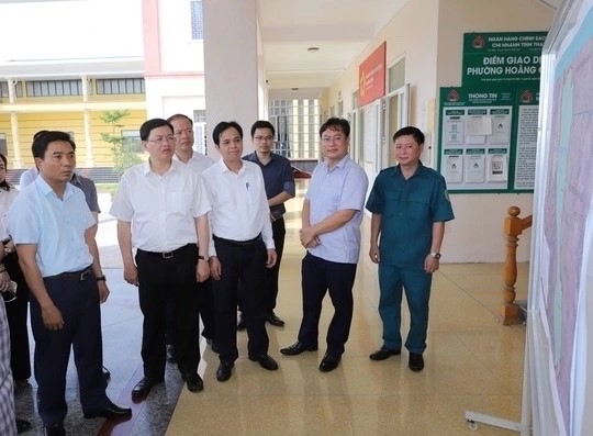 Bí thư Tỉnh ủy Nguyễn Doãn Anh kiểm tra trụ sở làm việc phường Hoằng Quang hiện nay dự kiến đặt trụ sở phường Nguyệt Viên sau sắp xếp đơn vị hành chính. Bí thư Tỉnh ủy Nguyễn Doãn Anh kiểm tra trụ sở làm việc phường Hoằng Quang hiện nay dự kiến đặt trụ sở phường Nguyệt Viên sau sắp xếp đơn vị hành chính.