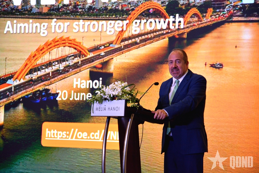 Ông Alvaro Pereira, chuyên gia kinh tế trưởng OECD phát biểu. Ông Alvaro Pereira, chuyên gia kinh tế trưởng OECD phát biểu.