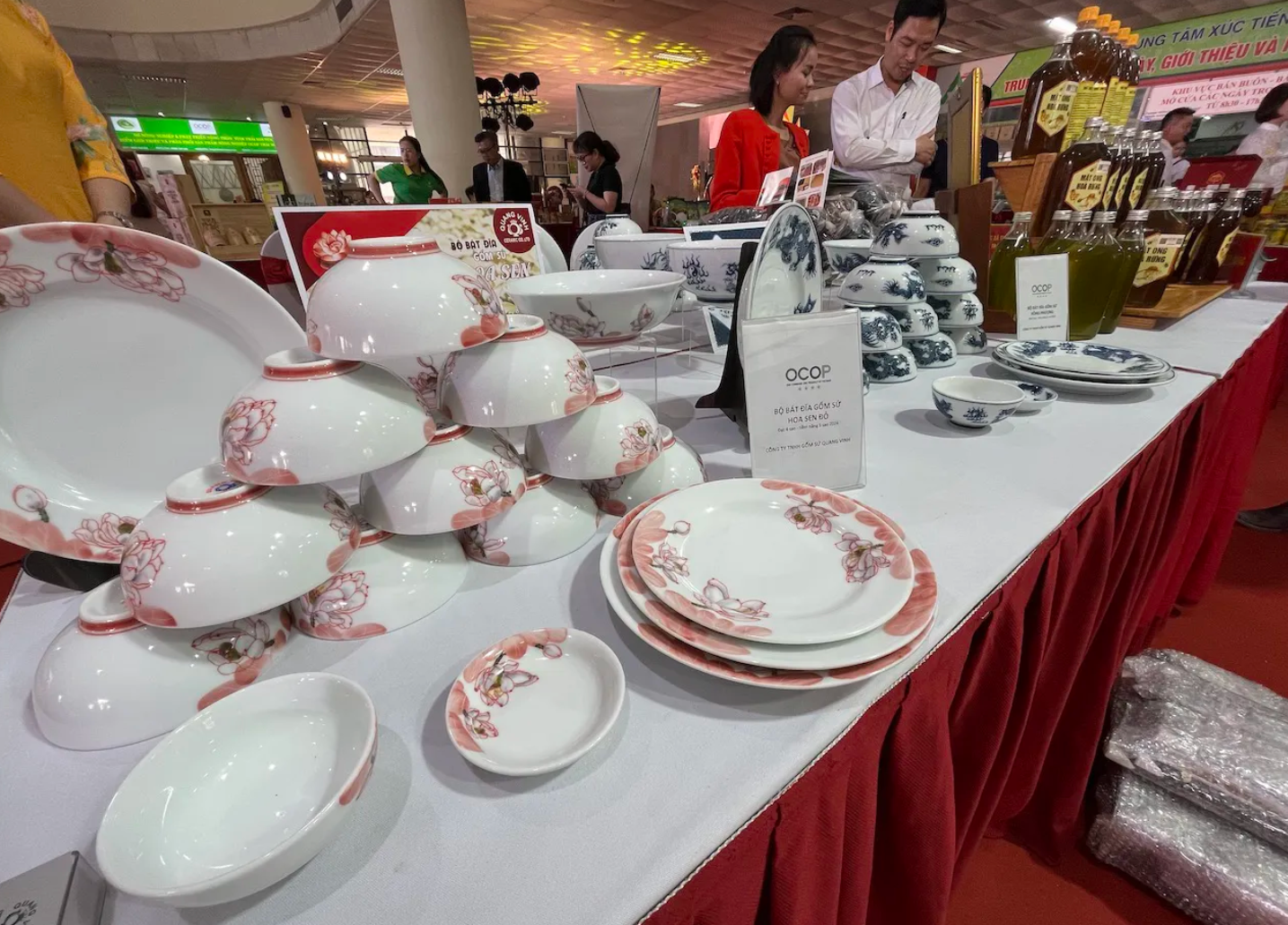 Sản phẩm OCOP tiềm năng 5 sao được trưng bày bên lề hội nghị