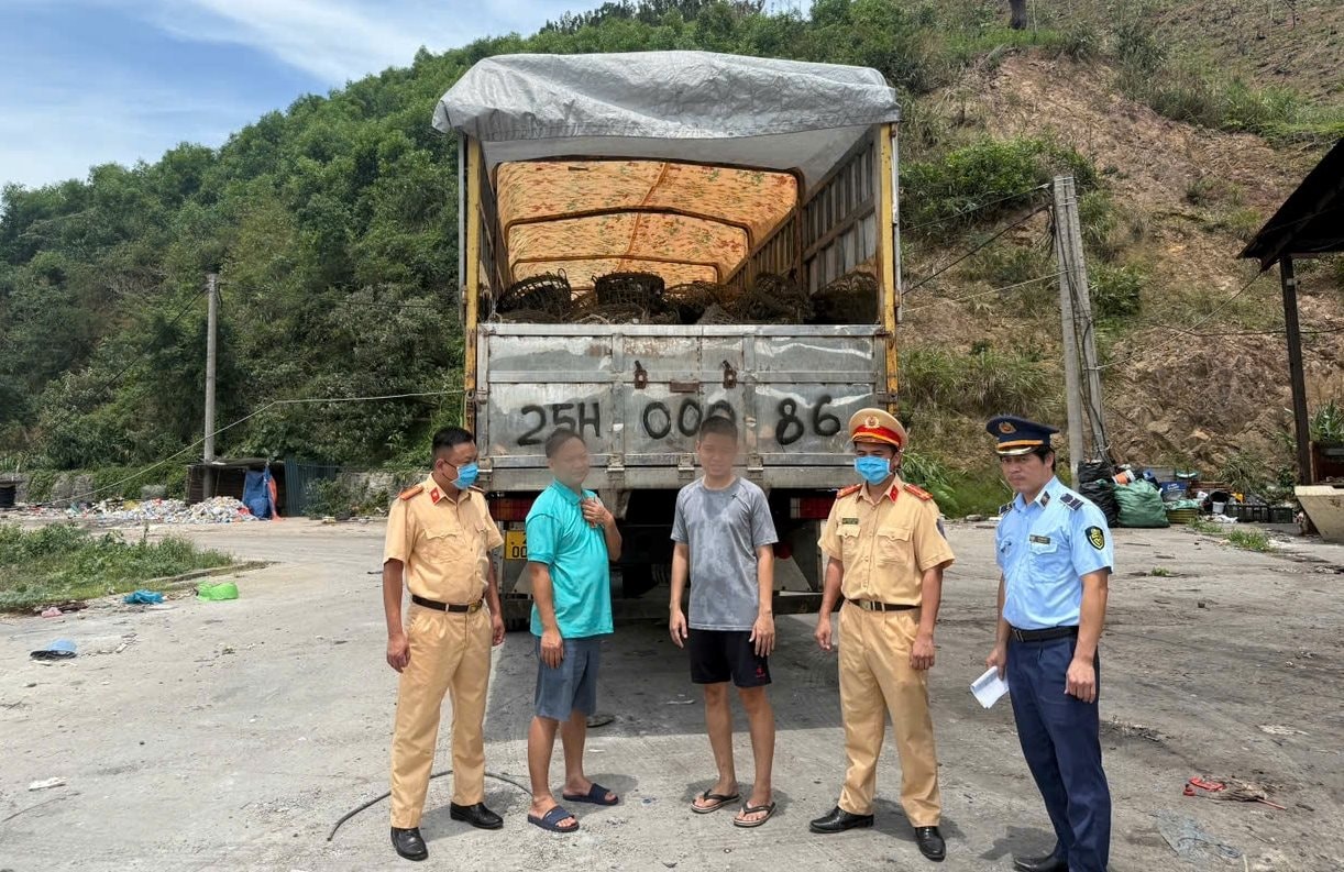 Xe tải chở 4 tấn hầu kh&ocirc;ng r&otilde; nguồn gốc xuất xứ bị lực lượng chức năng xử l&yacute;.