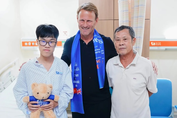 Danh thủ Teddy Sheringham giao lưu, tặng quà cho em Quân, đang điều trị đứt dây chằng và rách sụn chêm tại BVĐK Tâm Anh TP.HCM. Ảnh: BVĐK Tâm Anh Danh thủ Teddy Sheringham giao lưu, tặng quà cho em Quân, đang điều trị đứt dây chằng và rách sụn chêm tại BVĐK Tâm Anh TP.HCM. Ảnh: BVĐK Tâm Anh