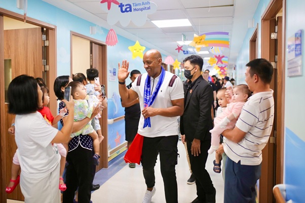 Huyền thoại Dion Dublin hạnh phúc vì được các fan nhí và phụ huynh các em chào đón cuồng nhiệt bên hành lang BVĐK Tâm Anh TP.HCM. Ảnh: BVĐK Tâm Anh Huyền thoại Dion Dublin hạnh phúc vì được các fan nhí và phụ huynh các em chào đón cuồng nhiệt bên hành lang BVĐK Tâm Anh TP.HCM. Ảnh: BVĐK Tâm Anh