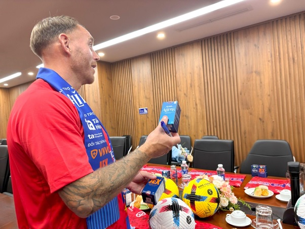 Cựu cầu thủ trong đoàn tìm hiểu Alipas - thương hiệu chăm sóc sức khỏe cao cấp dành cho nam giới từ Mỹ, do Dược phẩm ECO nhập khẩu và phân phối độc quyền tại Việt Nam. Trong khuôn khổ Lễ hội bóng đá Việt Nam - Vương quốc Anh 2025, Alipas là Nhà tài trợ Kim cương. Ảnh: BVĐK Tâm Anh Cựu cầu thủ trong đoàn tìm hiểu Alipas - thương hiệu chăm sóc sức khỏe cao cấp dành cho nam giới từ Mỹ, do Dược phẩm ECO nhập khẩu và phân phối độc quyền tại Việt Nam. Trong khuôn khổ Lễ hội bóng đá Việt Nam - Vương quốc Anh 2025, Alipas là Nhà tài trợ Kim cương. Ảnh: BVĐK Tâm Anh