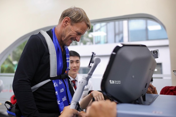 Huyền thoại Teddy Sheringham bất ngờ ngay tại Việt Nam, người bệnh, người chơi thể thao đã được tiếp cận hệ thống tập phục hồi không trọng lực R-force. Ảnh: BVĐK Tâm Anh Huyền thoại Teddy Sheringham bất ngờ ngay tại Việt Nam, người bệnh, người chơi thể thao đã được tiếp cận hệ thống tập phục hồi không trọng lực R-force. Ảnh: BVĐK Tâm Anh