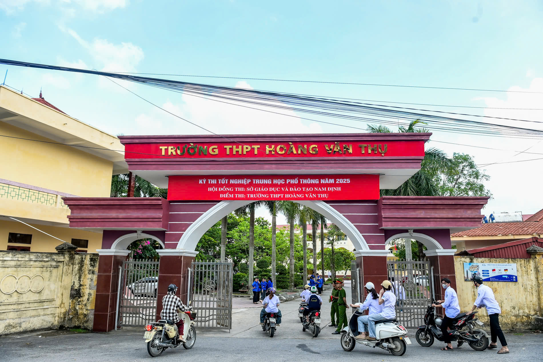 Nhiều thí sinh có mặt tại điểm thi từ rất sớm. Nhiều thí sinh có mặt tại điểm thi từ rất sớm.